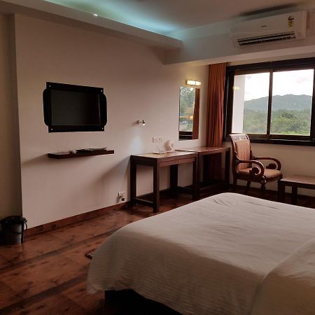Bisu Hotel & Resorts Khed  エクステリア 写真