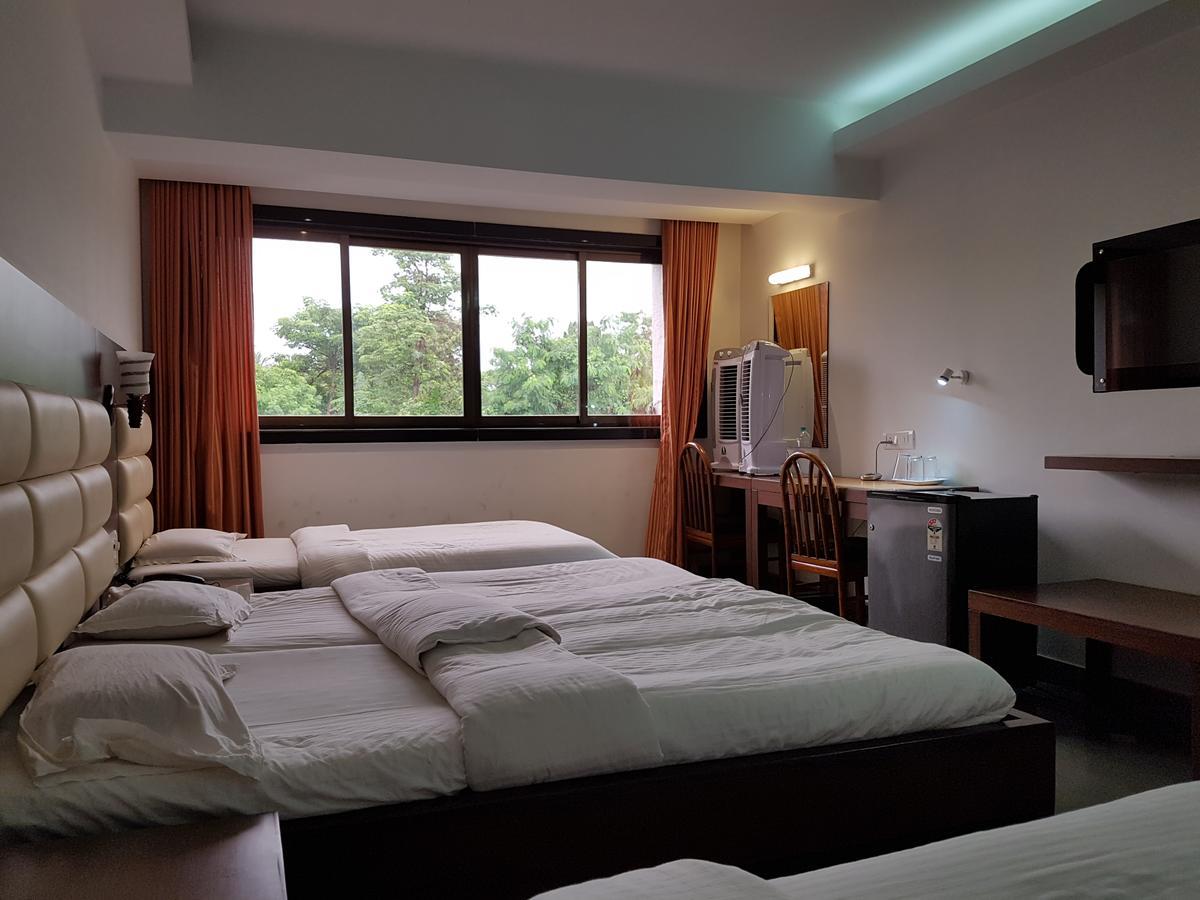 Bisu Hotel & Resorts Khed  エクステリア 写真