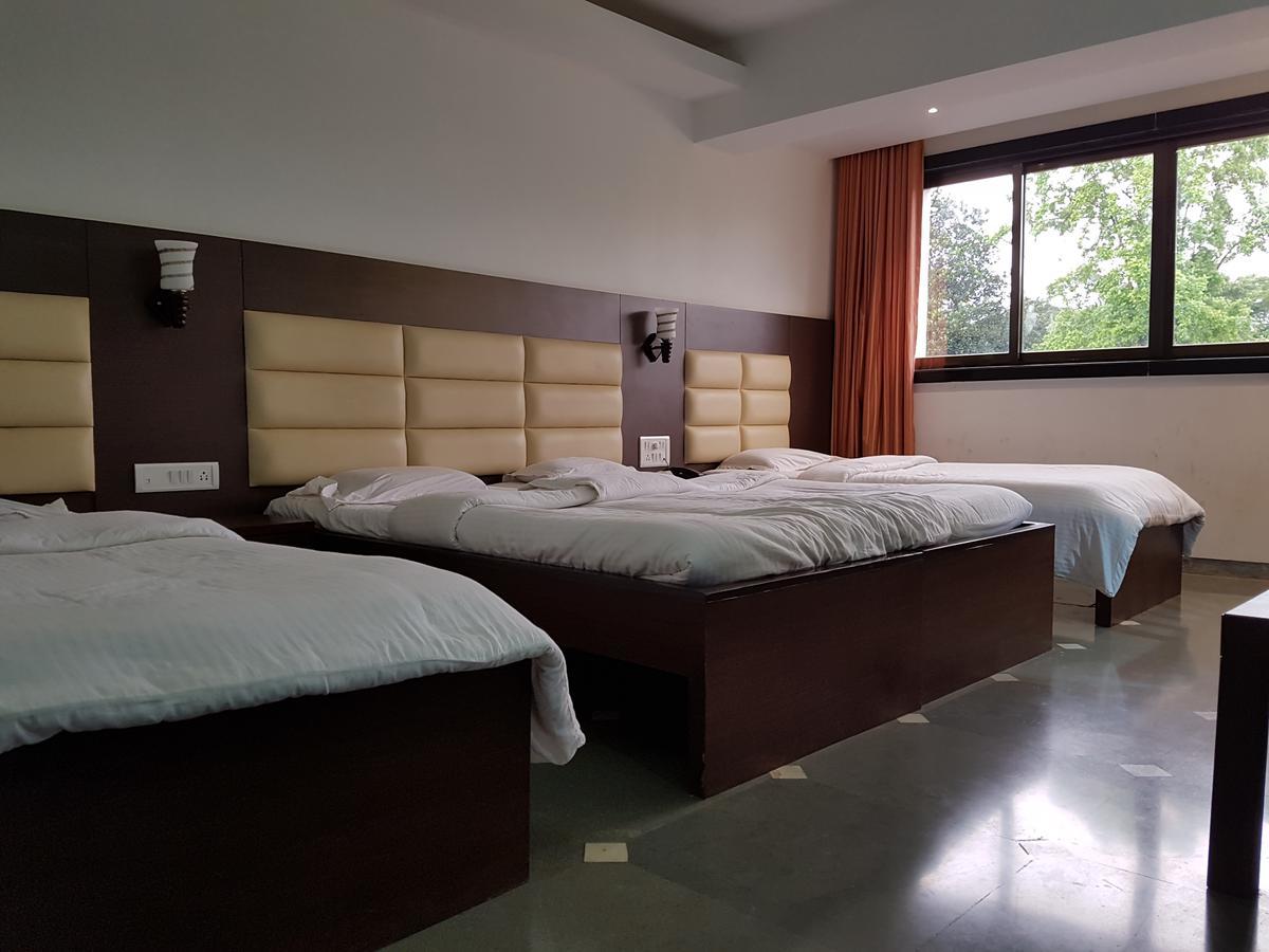 Bisu Hotel & Resorts Khed  エクステリア 写真